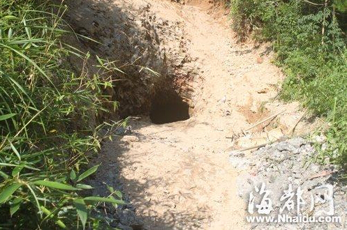 事发的小煤窑地处偏僻,洞口狭小