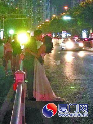 新人在车流滚滚的马路中拥吻