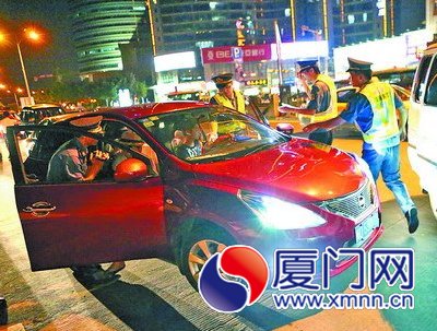 小余驾驶的红色私家车被执法人员逮个正着