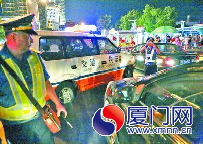执法人员拍照取证