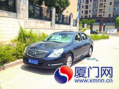 这辆黑色小车被砸得十分严重