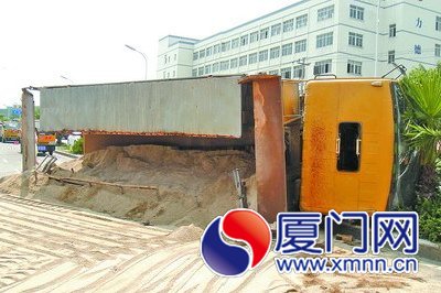 侧翻的土方车沙子撒了一地