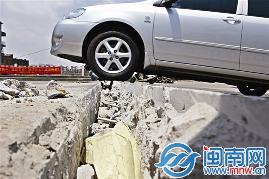 车辆驶过开裂路面，十分不方便