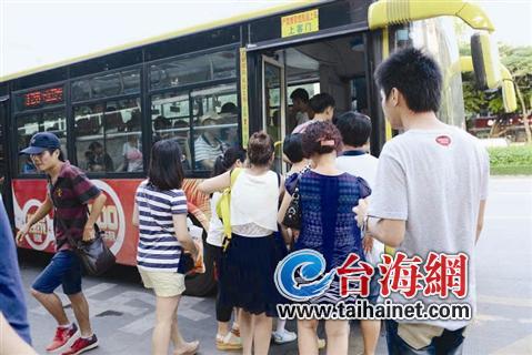 公交车配安全员
