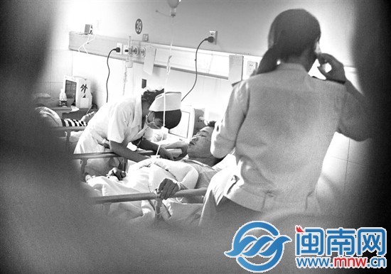 事故中的伤者在湖南一医院接受治疗