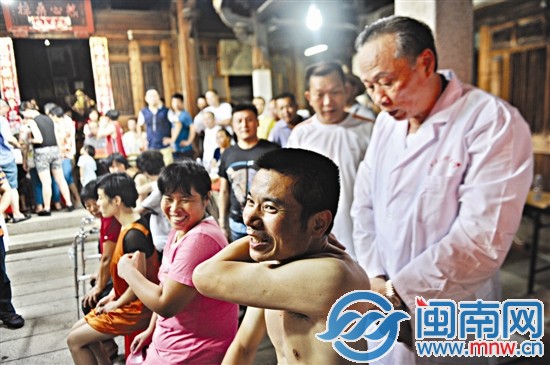 古大厝里，慕名而来的村民排起长队