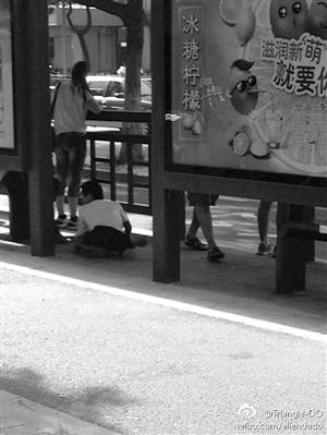 张小姐拍到的摸腿乞丐。