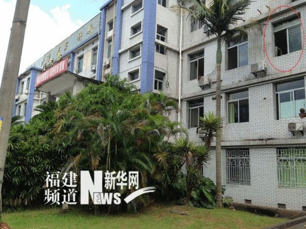 山东铁警介绍，潘某从福州铁道医院三楼的心电图室跳 