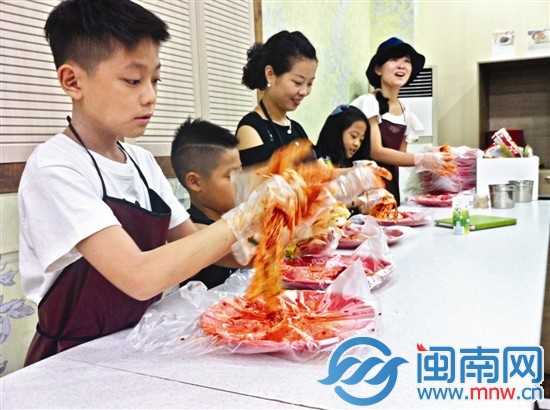 营员在韩国泡菜学校学腌制泡菜