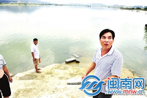 王治民在事发水域讲述救人的过程