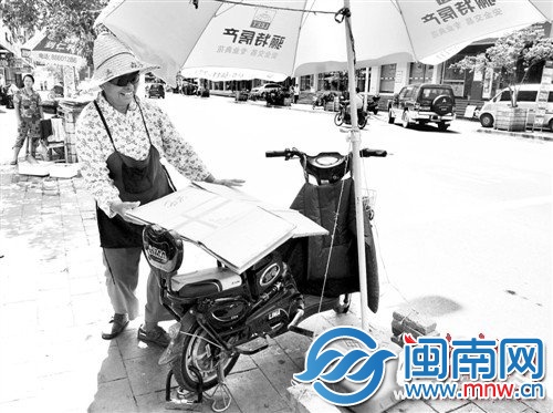 细心的看车阿姨会用硬纸板将车盖住