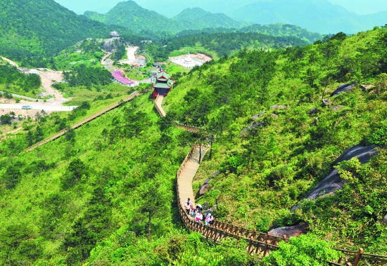 游客步行在景区木栈道上游览九仙山