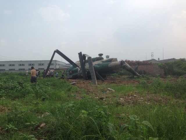 一架中型直升飞机四川大邑坠毁现场图