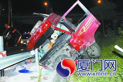 长挂车侧翻在地