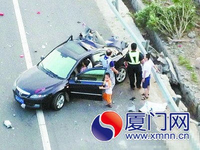 被追尾的马自达轿车