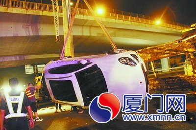 豪车被吊起