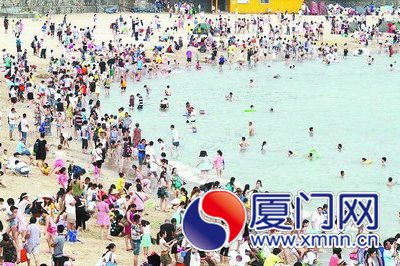 白城海滩人潮汹涌