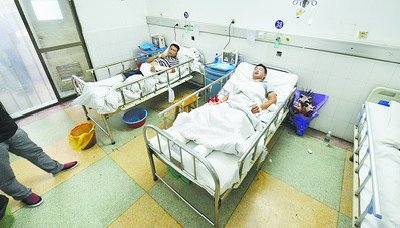 正在隆回县人民医院接受治疗的受伤人员
