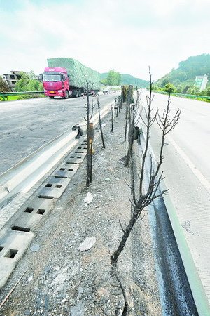 7月20日，沪昆高速“7·19”特大交通事故事发路段现 