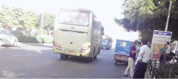 大巴车在晋江路边下客