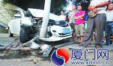 轿车在乌石浦路撞上灯杆