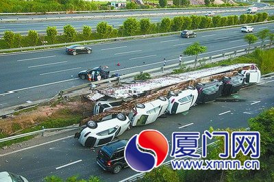 豪车被甩出