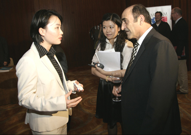 时任松山湖管委会副主任的陈晓慧接见外商。