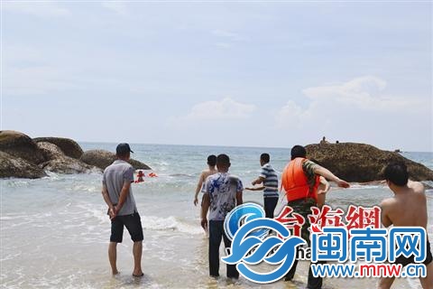 三男子下海游泳被困礁石
