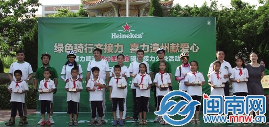2800名漳州市民与喜力啤酒 一同建造爱心图书馆1