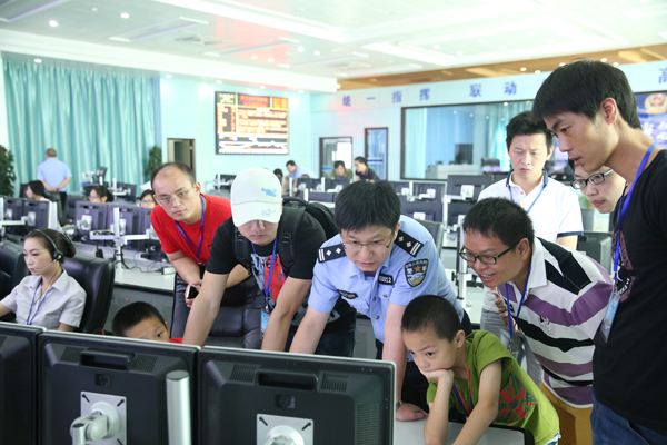 粉丝同民警一起参与接警体验。
