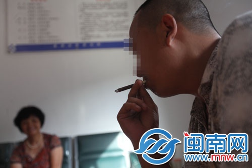 阿昆在社工和记者面前讲述他在佛昙与戒毒所之间的轮 