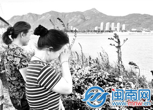 家属在岸边泣不成声