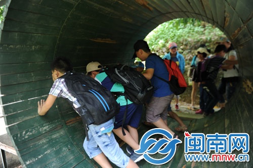 小记者合力喊“一二三推”，大木桶飞快向前滚动