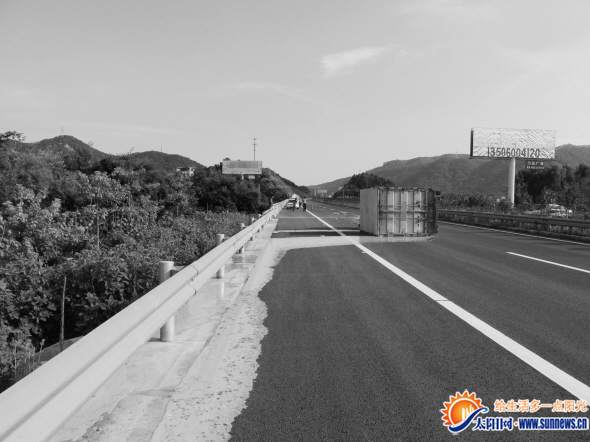 货车爆胎后侧翻,高温的路面将鸭蛋煎熟