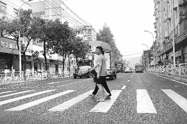 三元富兴路铺设沥青混凝土 路面拓宽2米