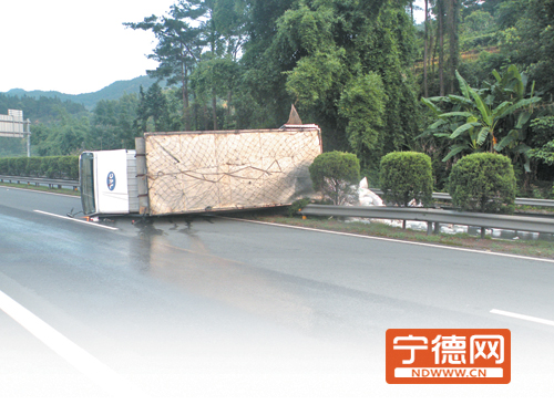 高速货车爬坡换挡刹车失灵 倒退撞上后车侧翻