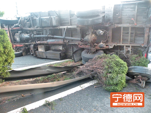 高速货车爬坡换挡刹车失灵 倒退撞上后车侧翻2