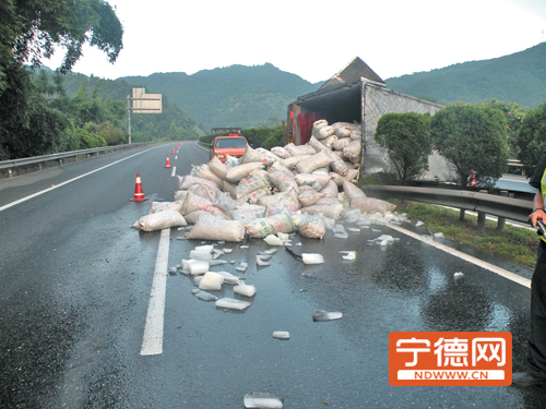 高速货车爬坡换挡刹车失灵 倒退撞上后车侧翻1