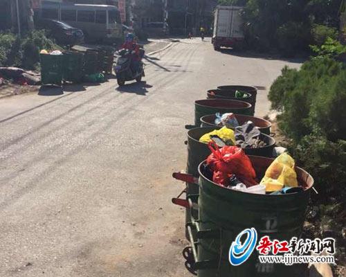 门口摆“铁桶阵” 有异味又难看