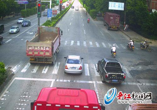 泉安南路可慕村路口，闽DB5526土方车闯红灯。