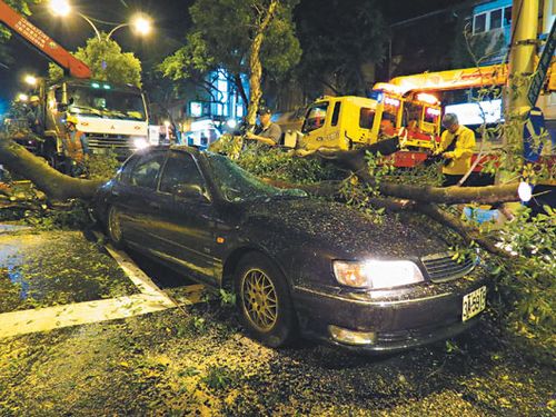 58岁周姓男子昨天深夜驾车载儿子经过台北市中山北路 