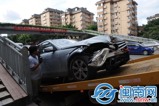 奔驰车头被撞变形jpg