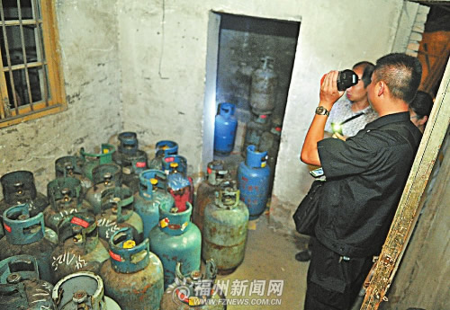 执法人员在清点暂扣的液化气瓶
