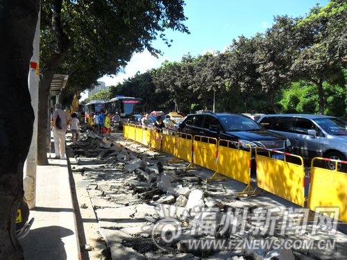 白马路破路施工，路面堵车严重