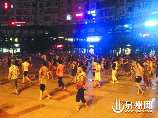 福新花园城广场的广场舞队伍不小