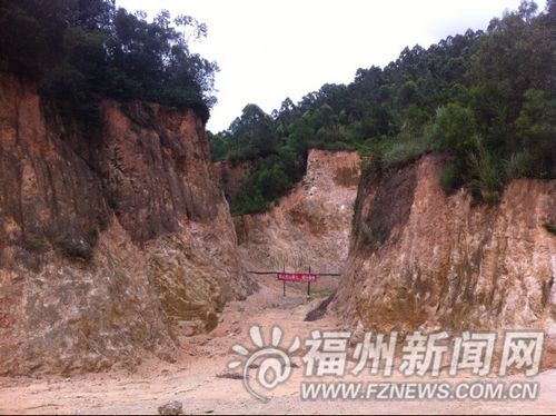 　盗挖者挖出了近二十米深的峡谷