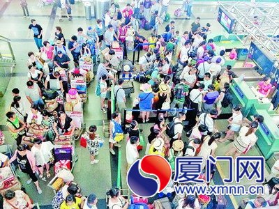 在高崎国际机场等待登机的旅客