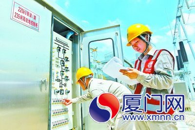 电业工人正在进行电力进岛第四通道第一回工程送电作业