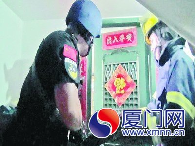特警和消防人员破门救人质