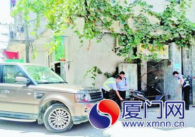 肇事车还在，民警在勘查事故现场